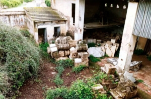 El 'cementerio' donde Ribó acumula patrimonio histórico