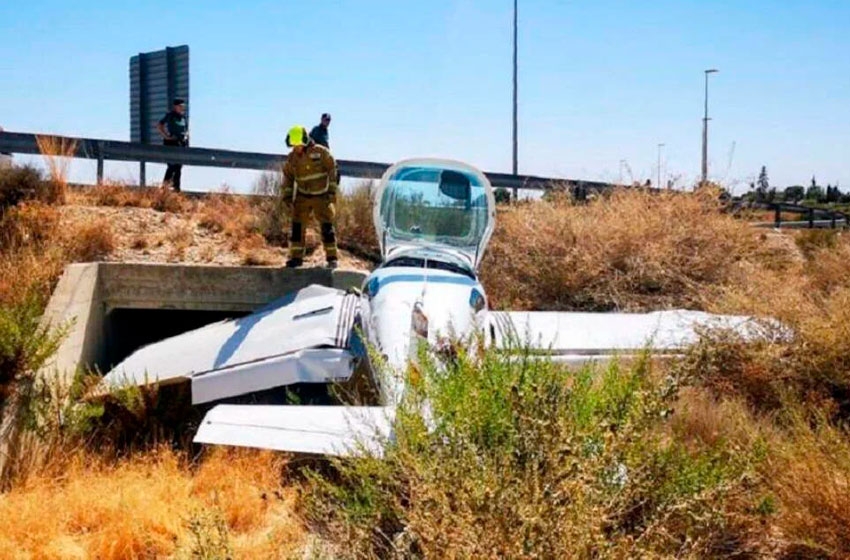 Dos heridos en el accidente de una pequeña avioneta junto a una carretera