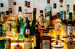 Fabricantes y distribuidores cargan contra la prohibición de vender alcohol después de las ocho