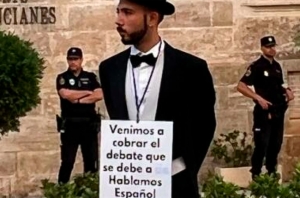 Un cobrador del frac protesta por Hablamos Español frente a las cortes valencianas