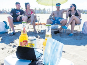 Empieza el segundo verano de la pandemia con dudas, a pesar del éxito de la vacunación, tras la mala experiencia de 2020 en la Comunitat Valenciana y el resto de España