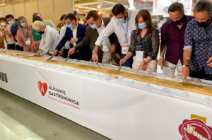 Elaboran la pastilla de turrón de Jijona más grande del mundo, de 56 metros
